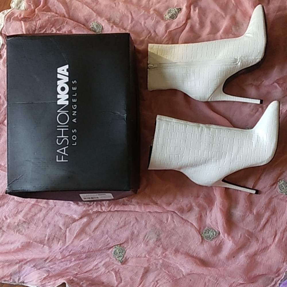 ❄☃️Fashion Nova white boots